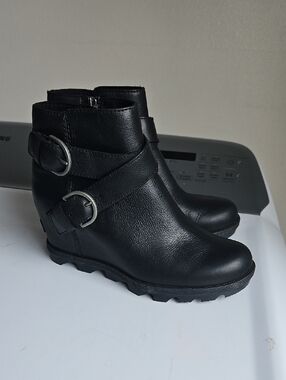 SOREL Joan Of Arctic Wedge II Buckle Black Leather BootiesWomen's Size 7.5